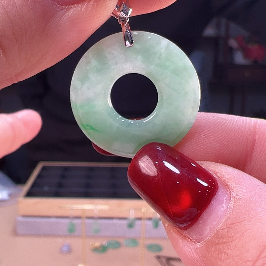 翡翠颈饰18K金镶嵌吊坠