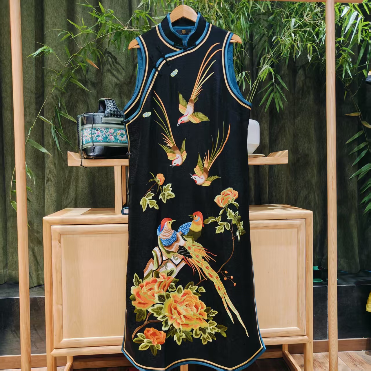 凤徕兮私人定制黑福禄底黄喜鹊刺绣斜襟盘扣立领马裙  (LS517-2)