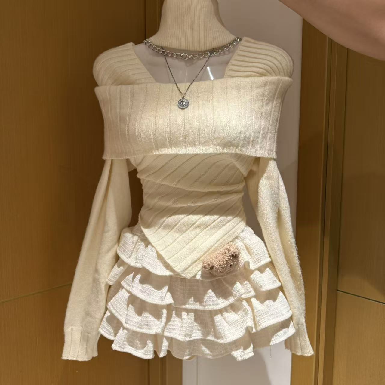 MUA家米杏方领毛衣杏色短裙套装-带围脖