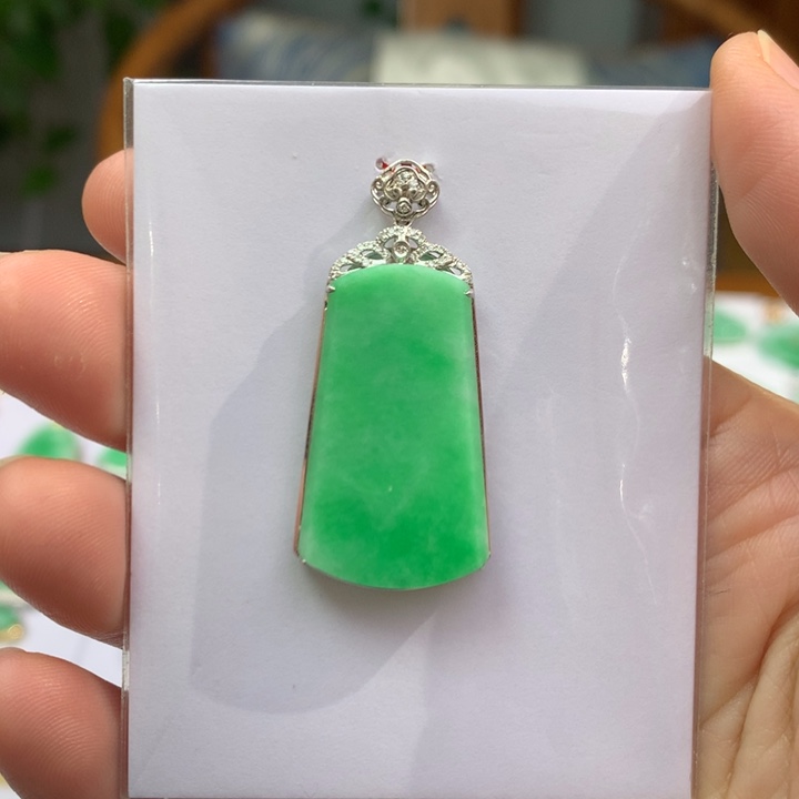 翡翠颈饰18K金镶嵌翡翠吊坠