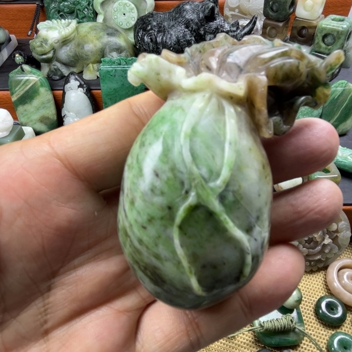 独山玉未镶嵌珠宝半成品有瑕疵
