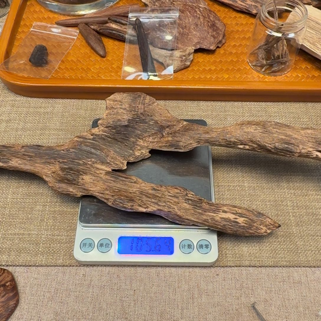 梅***子沉香达拉干软丝树心油