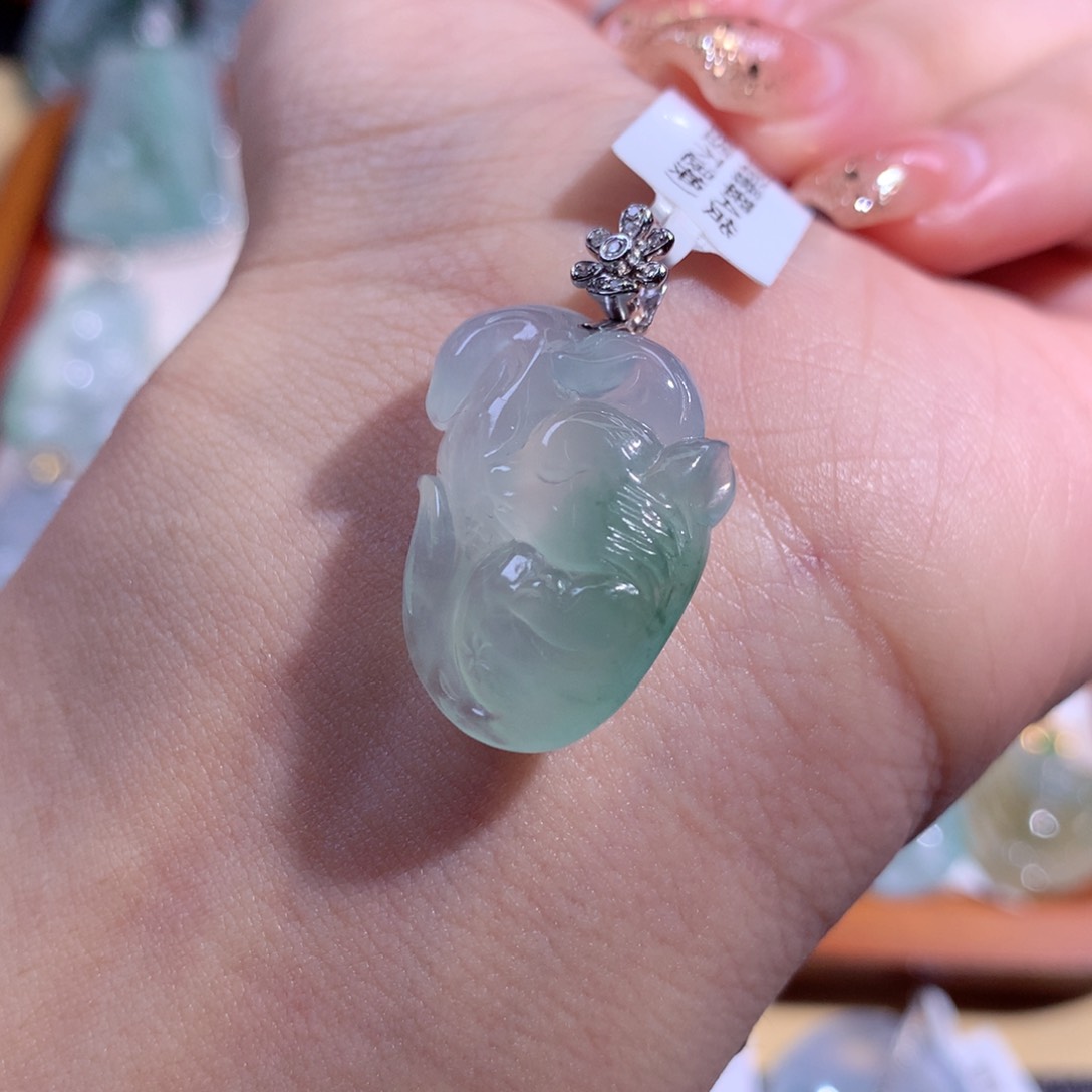 翡翠颈饰18K金镶嵌冰飘花松鼠