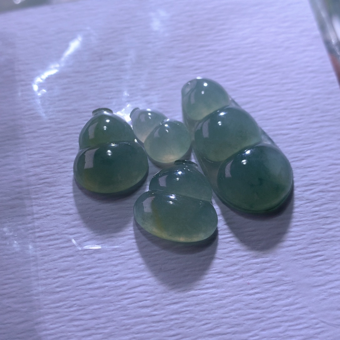 翡翠未镶嵌颈饰一手
