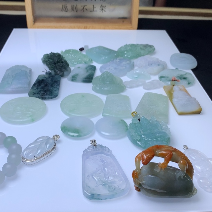 翡翠未镶嵌颈饰凤*山