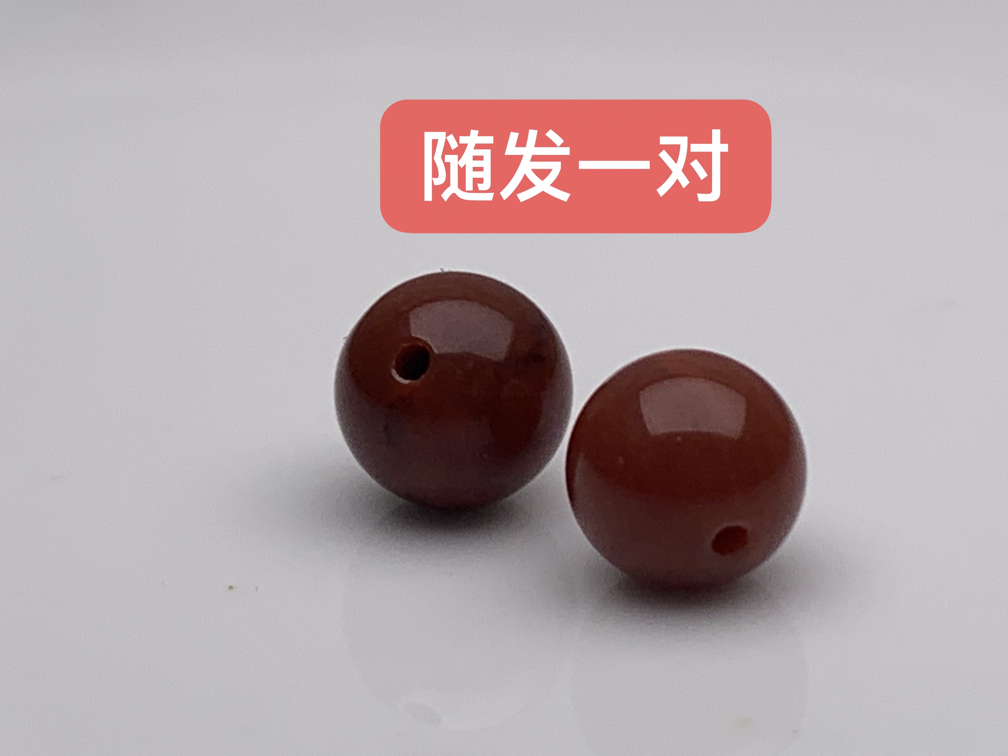 原矿南红圆珠一对。尺寸7-8mm