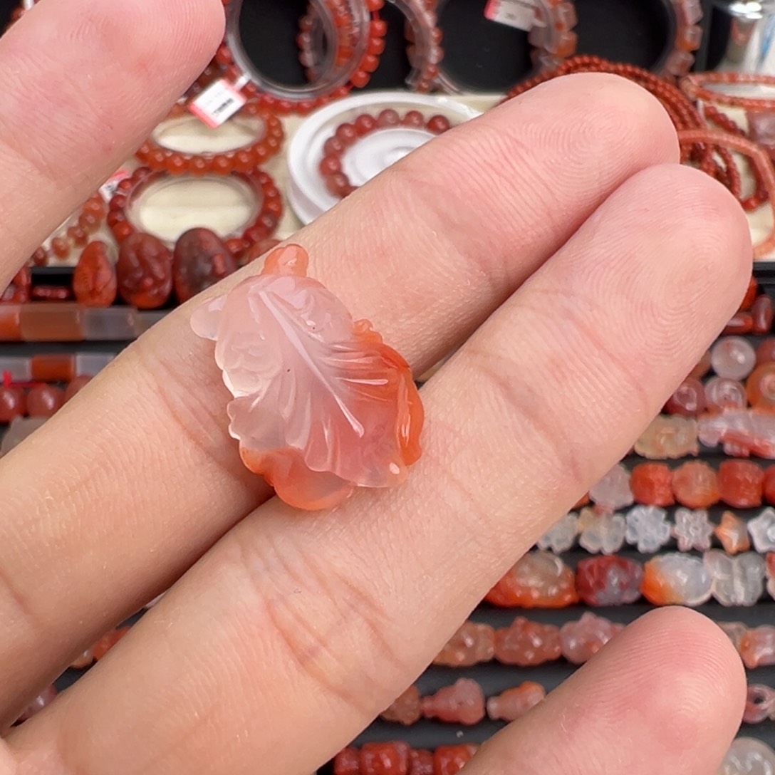 南红玛瑙未镶嵌颈饰金鱼