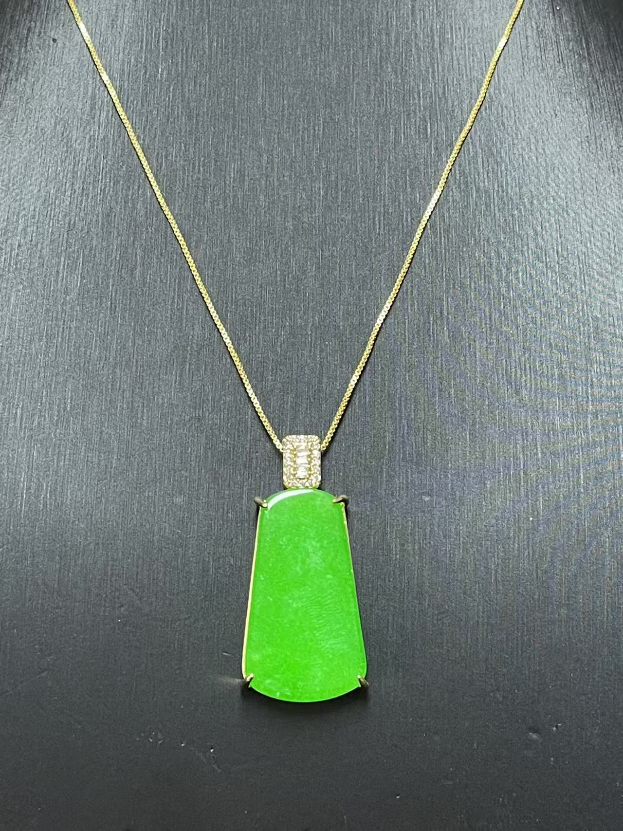 翠绿色吊坠气质时尚