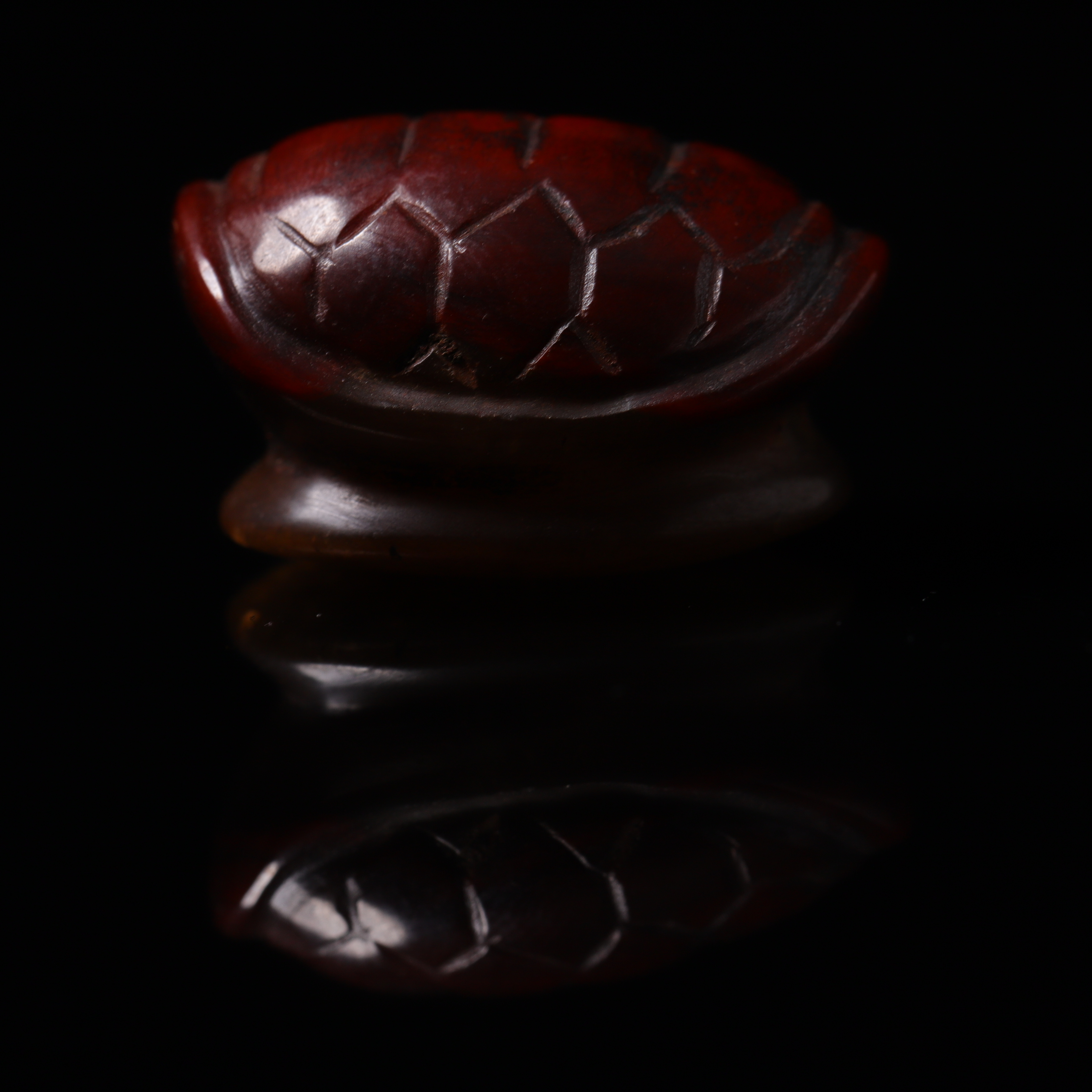 明代天然红缟龟甲花件