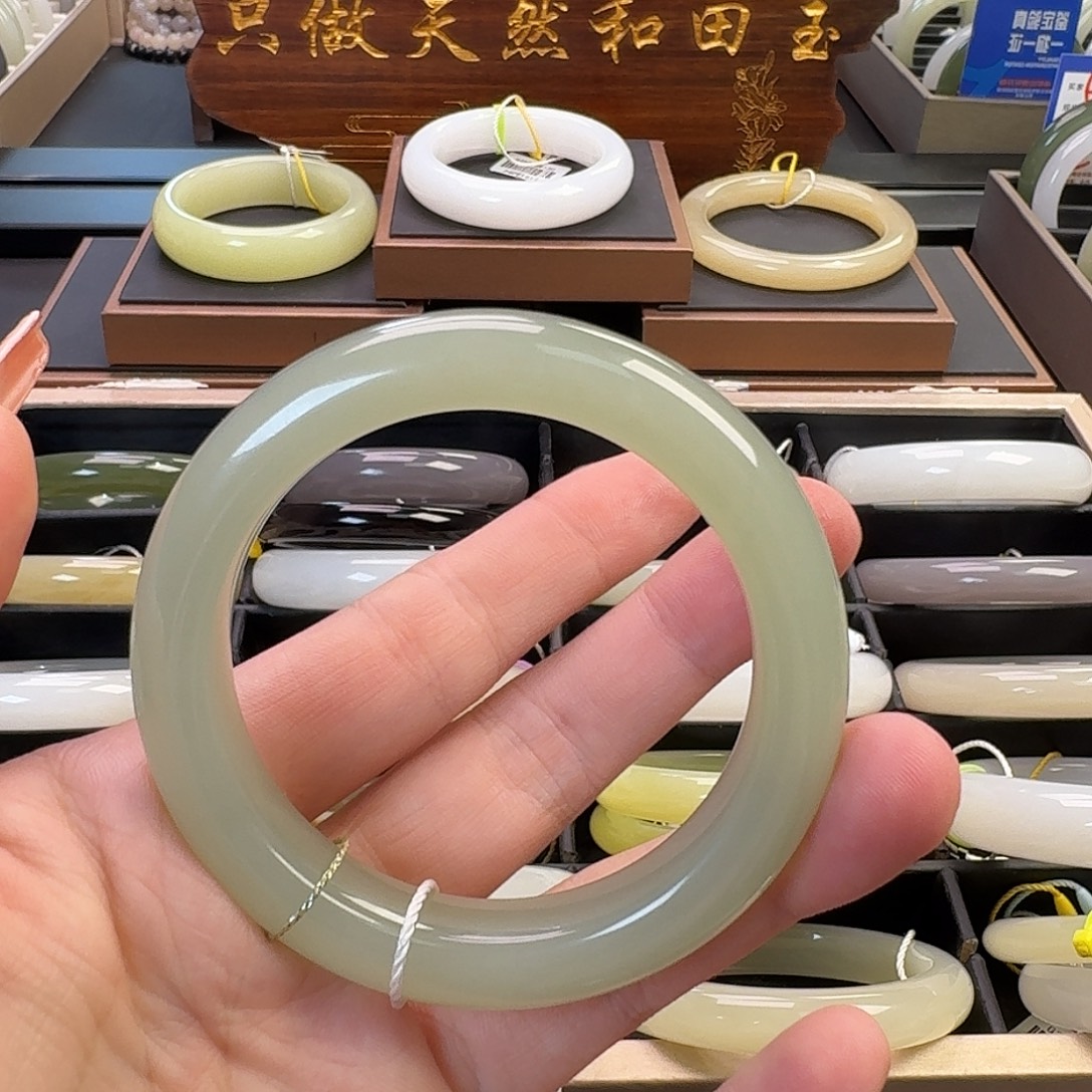 和田玉未镶嵌手镯