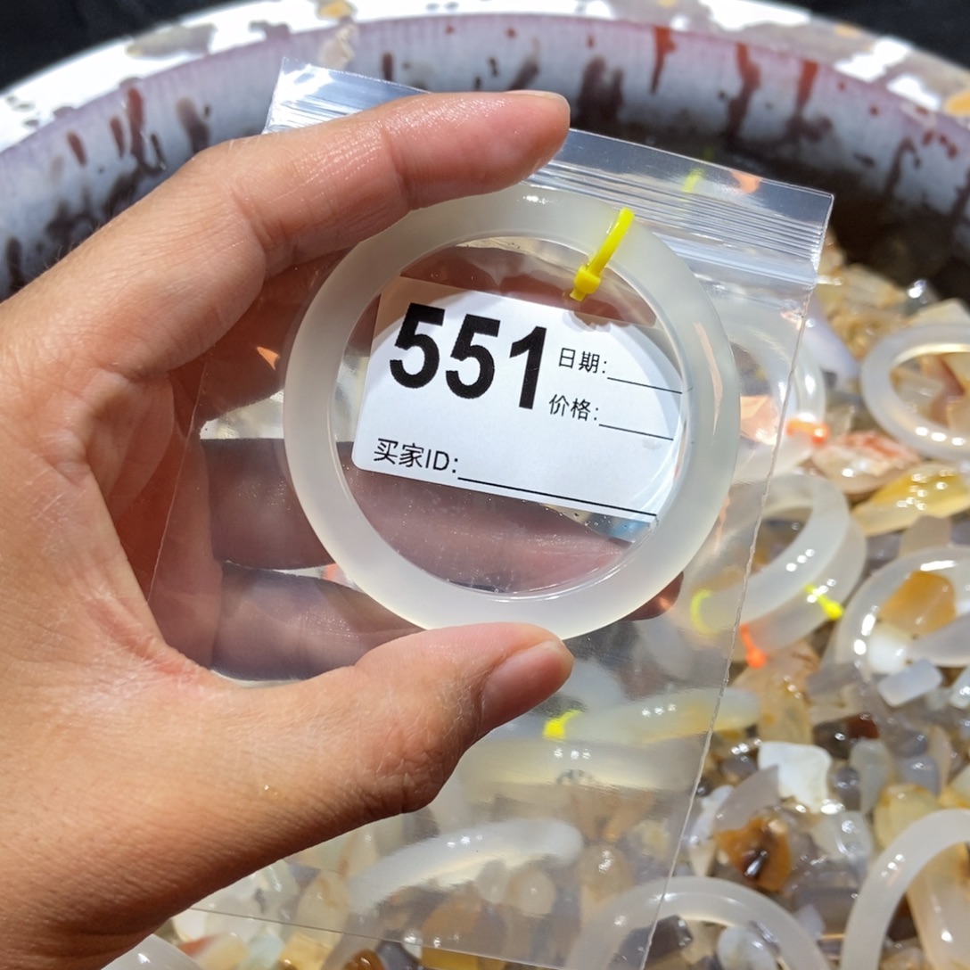 刘***包玛瑙/玉髓未镶嵌手镯