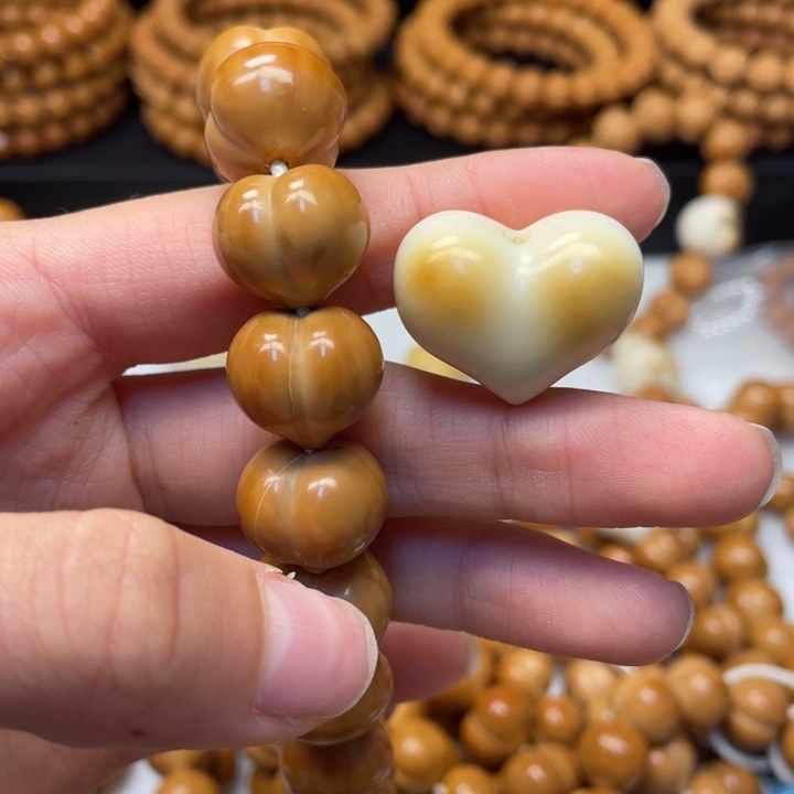 白****吊坠猴头核桃二等屁桃加爱心