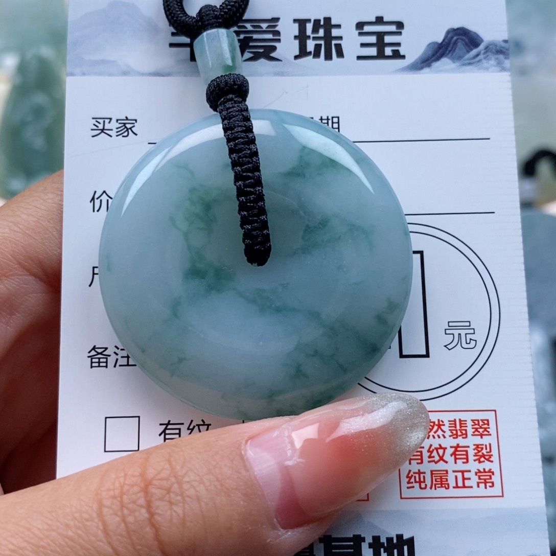 翡翠颈饰未镶嵌平安扣