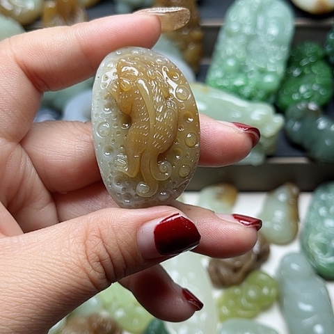 和田玉未镶嵌颈饰龍**神