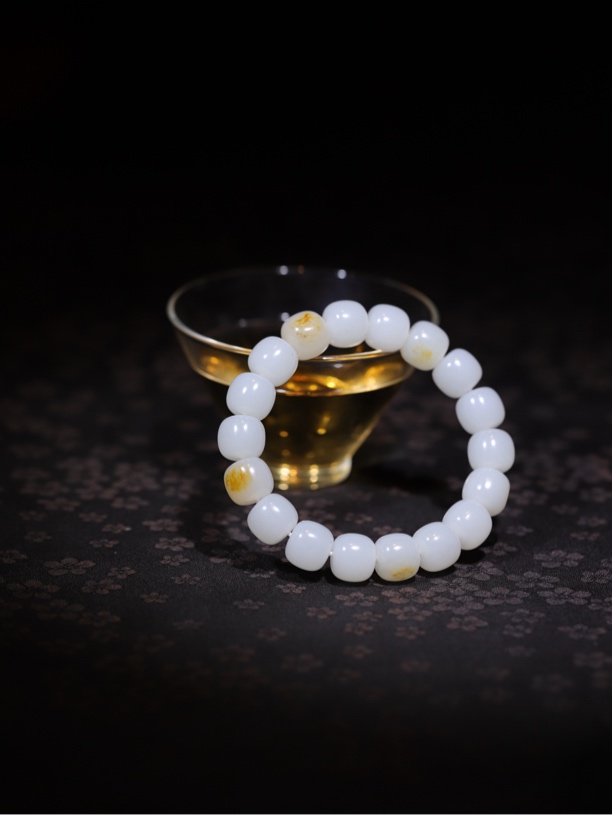 新疆和田玉彩皮11*12老型珠