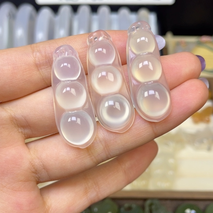 玛瑙/玉髓未镶嵌颈饰福豆一个