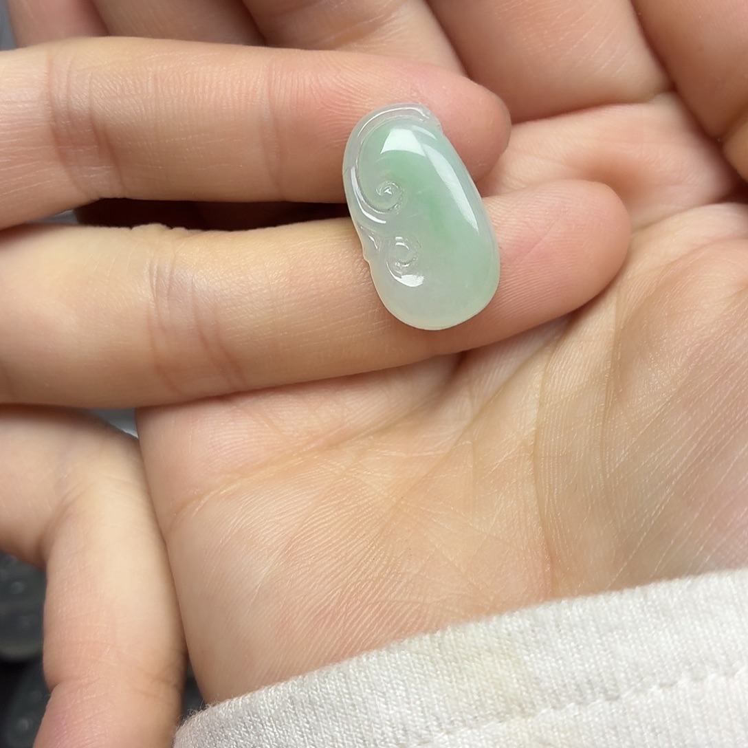 翡翠未镶嵌颈饰飘绿如意