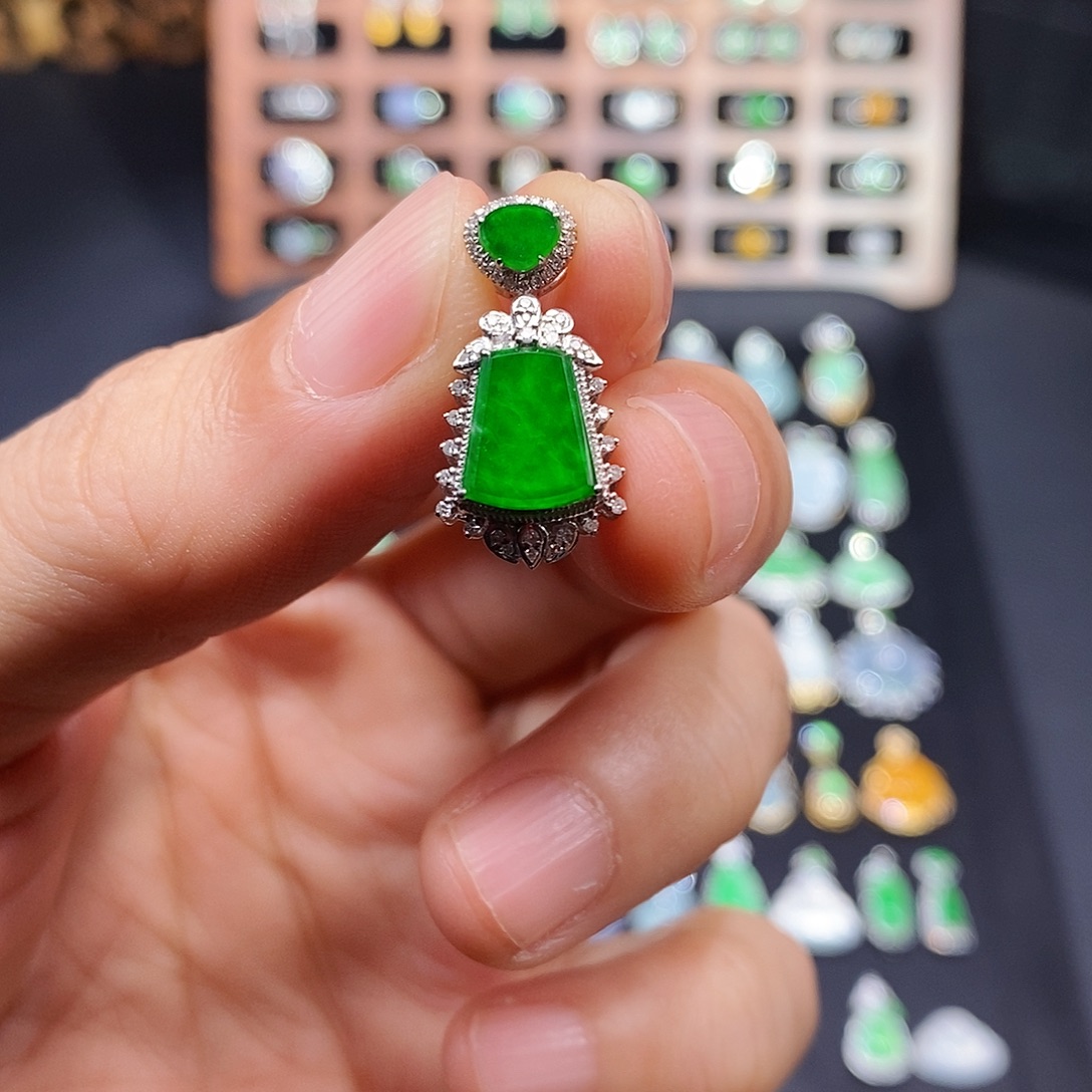 翡翠18K金镶嵌颈饰无事牌