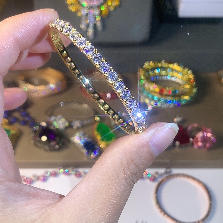 非金属金色手镯。          