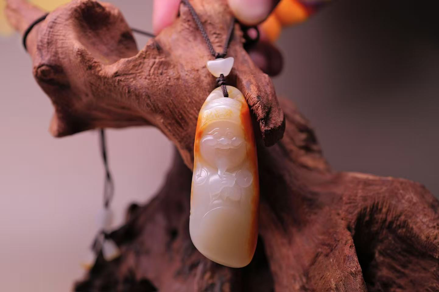 精品和田玉籽料《财神》挂件。苏州玉雕大师张少康作品