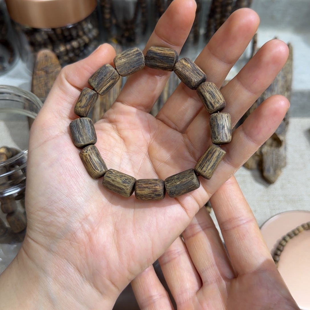 沉香手串高油脂树心油随形桶珠12克