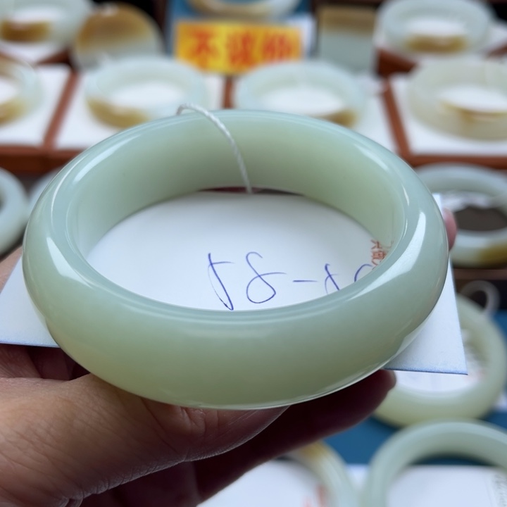 和田玉手镯未镶嵌小*芽