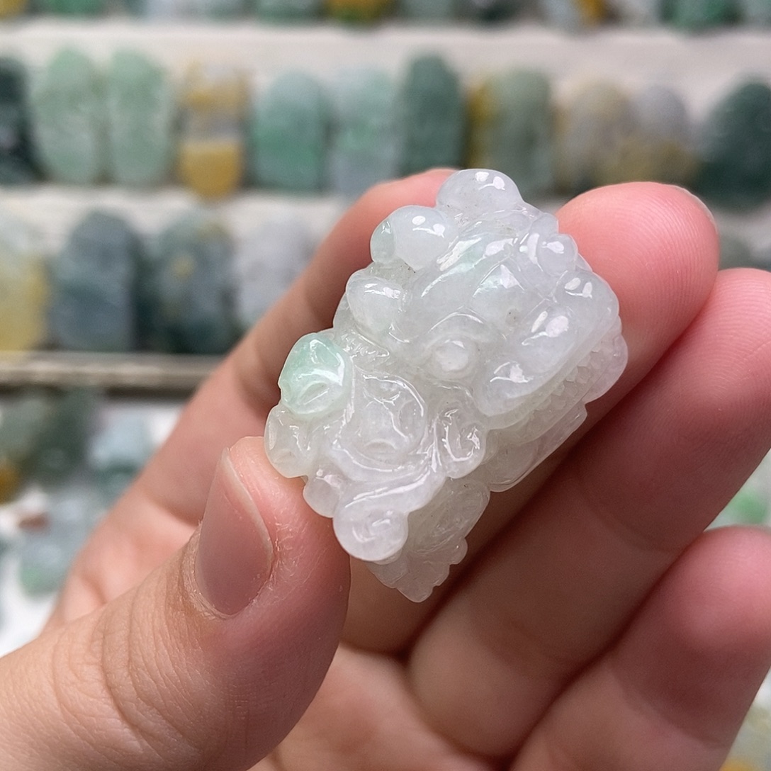 翡翠未镶嵌吊坠(赠链)