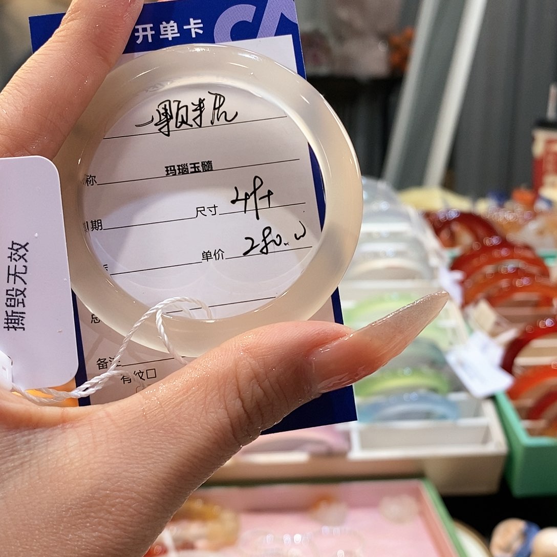 玛瑙/玉髓手镯未镶嵌一**?