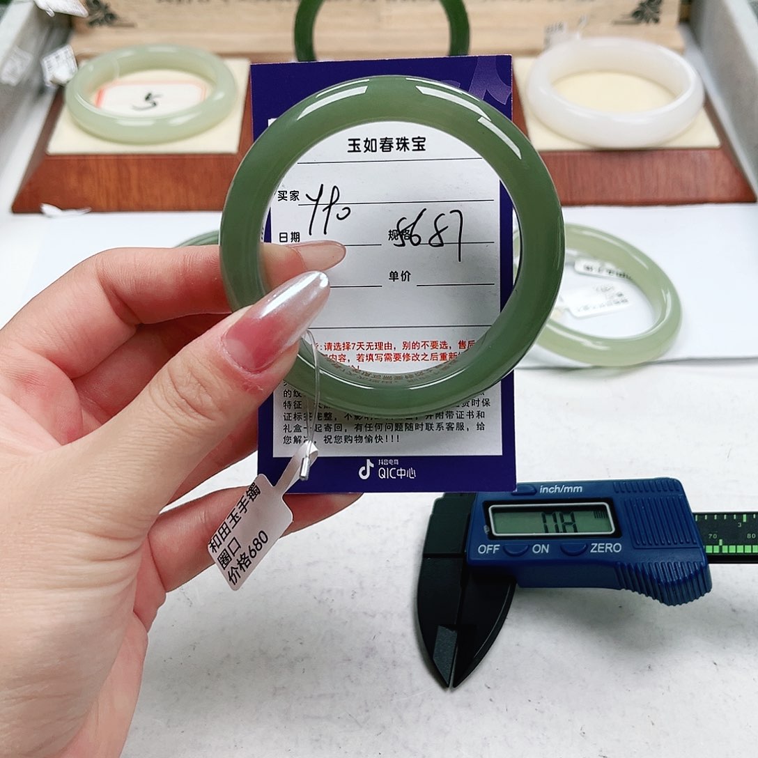 和田玉手镯未镶嵌