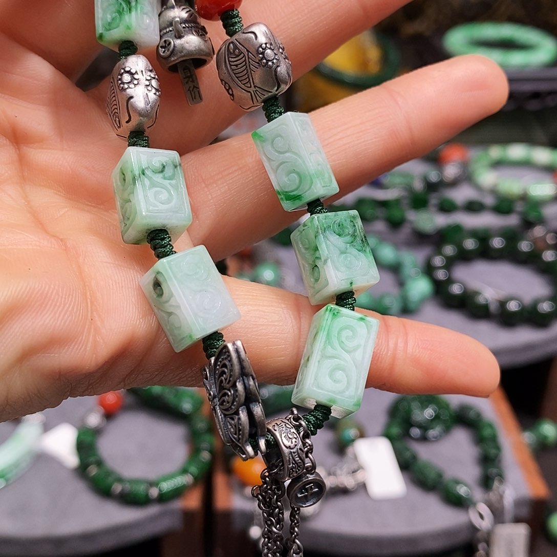 颈饰未镶嵌翡翠漂亮美眉