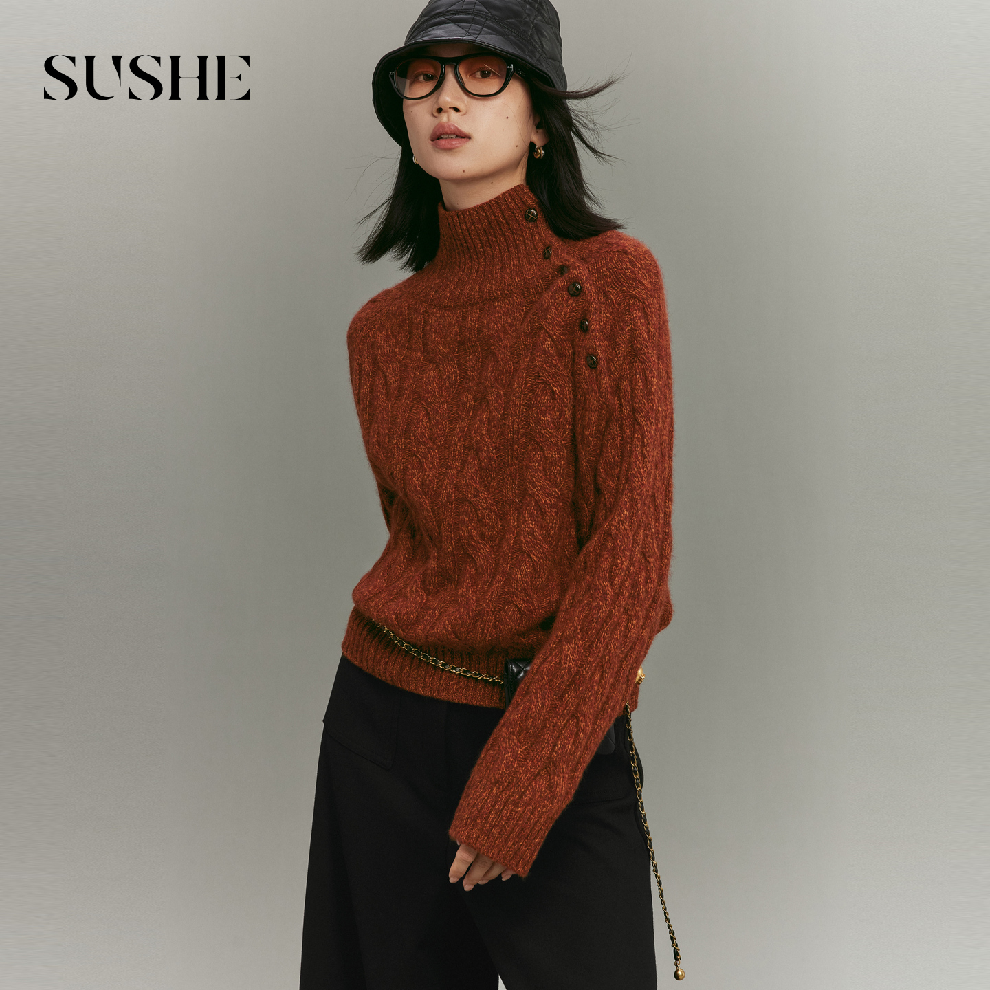 束皙SUSHE 栖暖 气质通勤 兔毛羊毛不对称斜扣高领绞花肌理毛衣女