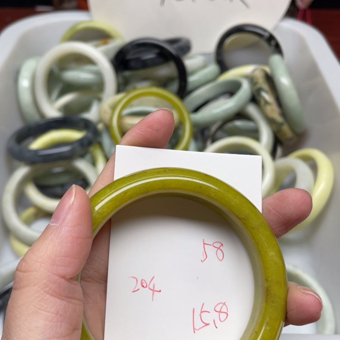 蛇纹石玉手镯未镶嵌