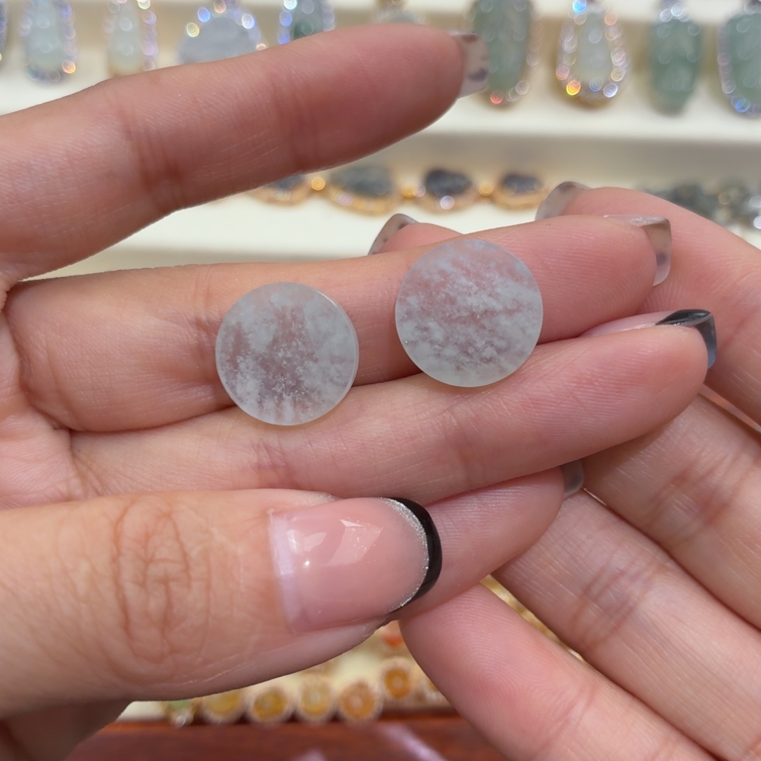 翡翠未镶嵌颈饰一对