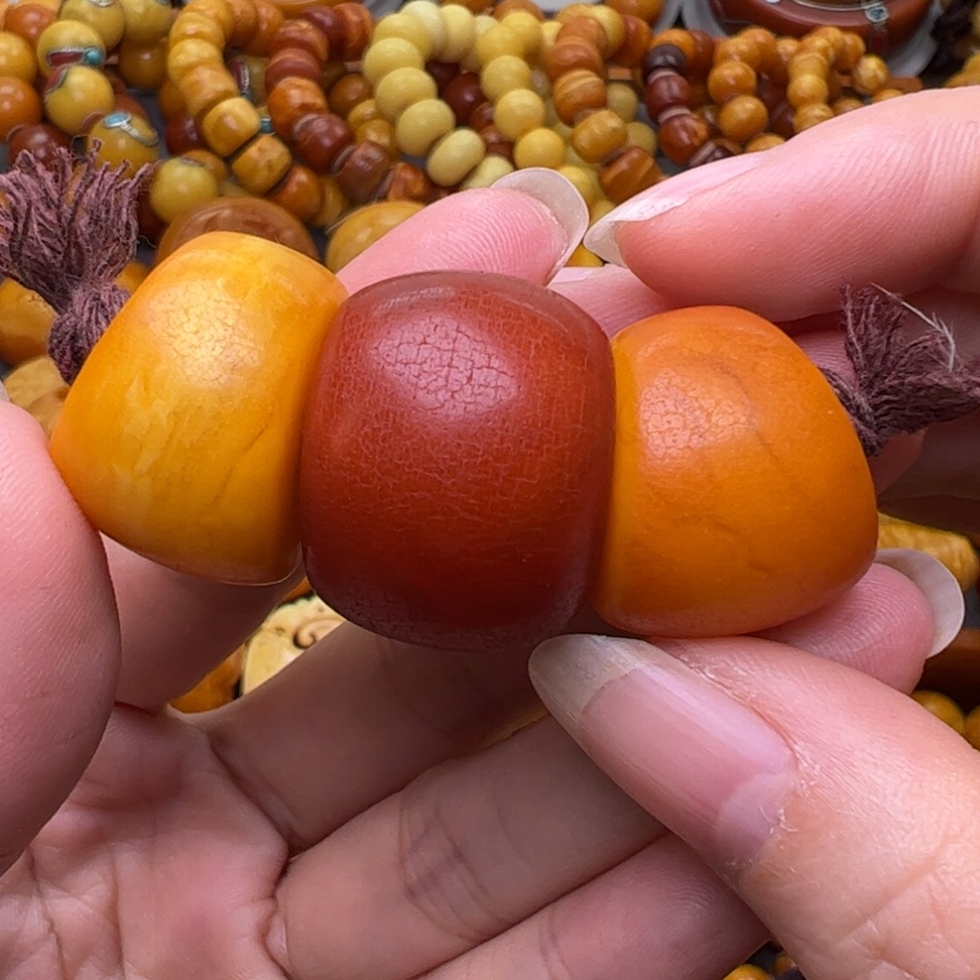 蜜蜡未镶嵌珠宝奇石浅变色