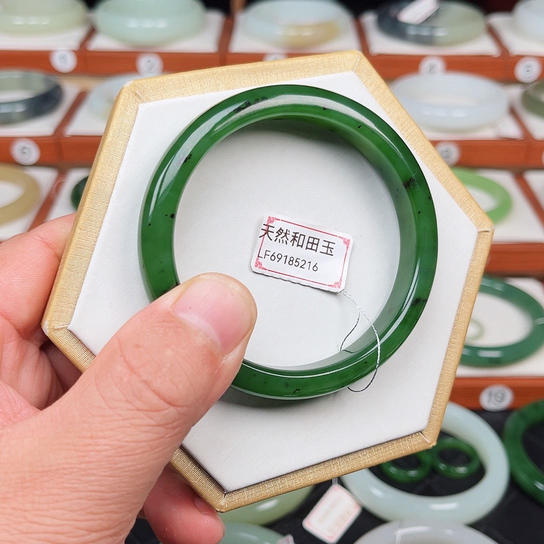 和田玉未镶嵌手镯