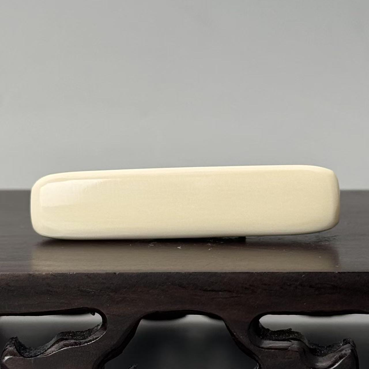 DEZHI/德志51*14*10mm8g无事牌吊坠天然猛犸牙C729