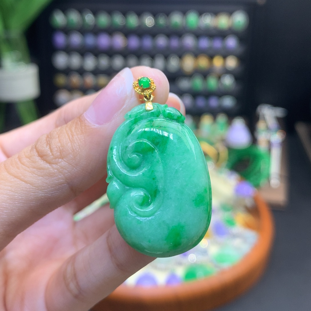 翡翠18K金镶嵌颈饰