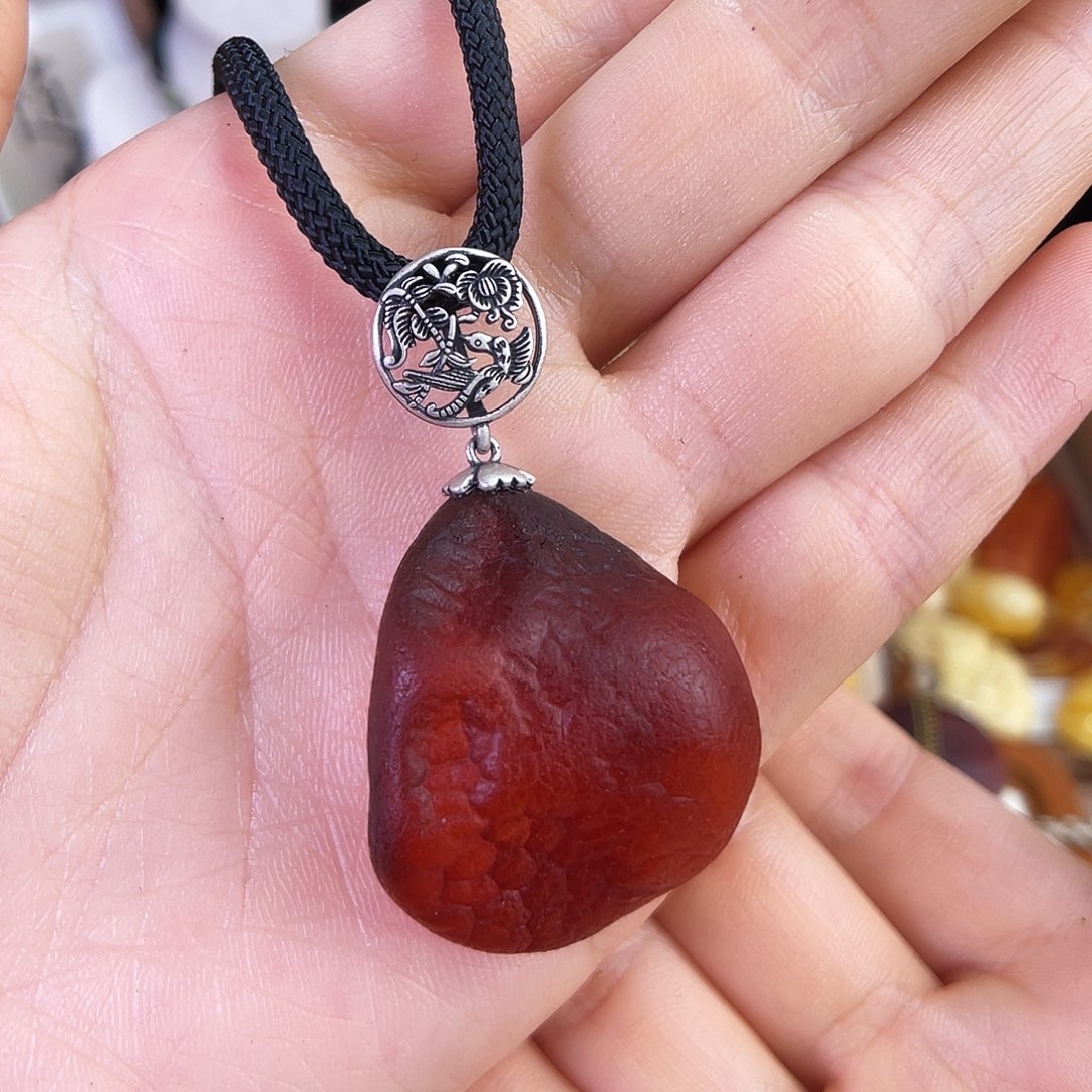 琥珀珠宝奇石未镶嵌。