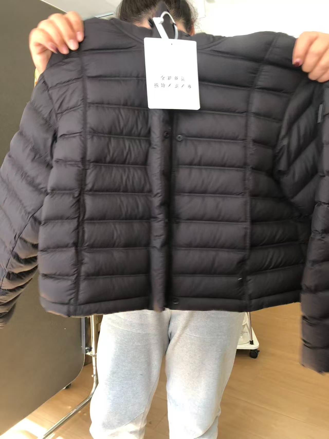 黑色带帽短款鹅绒服