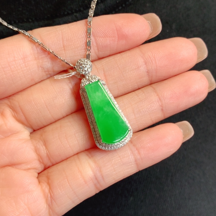 【闪购商品】颈饰18K金镶嵌翡翠平安无事