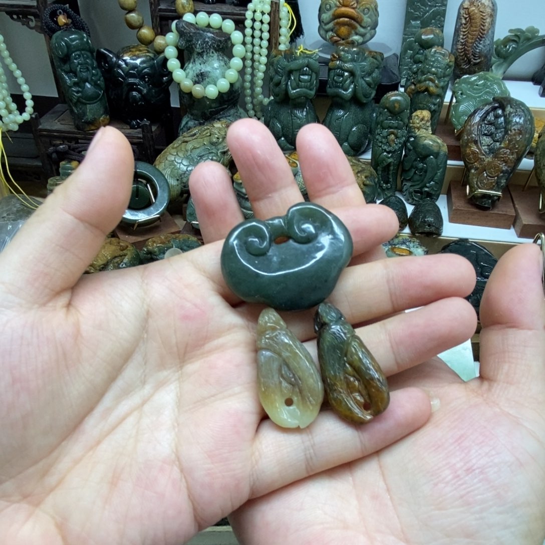 未镶嵌岫岩河磨玉（透闪石质玉）把件