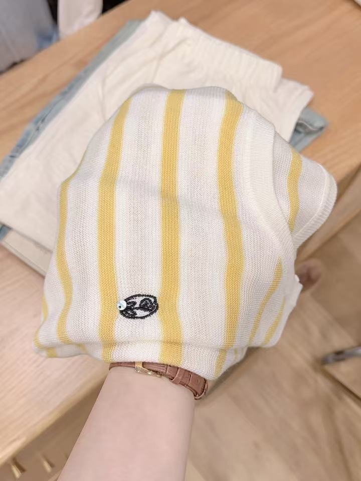 七言家 巨好看！黄条纹刺绣花朵细羊短袖9036