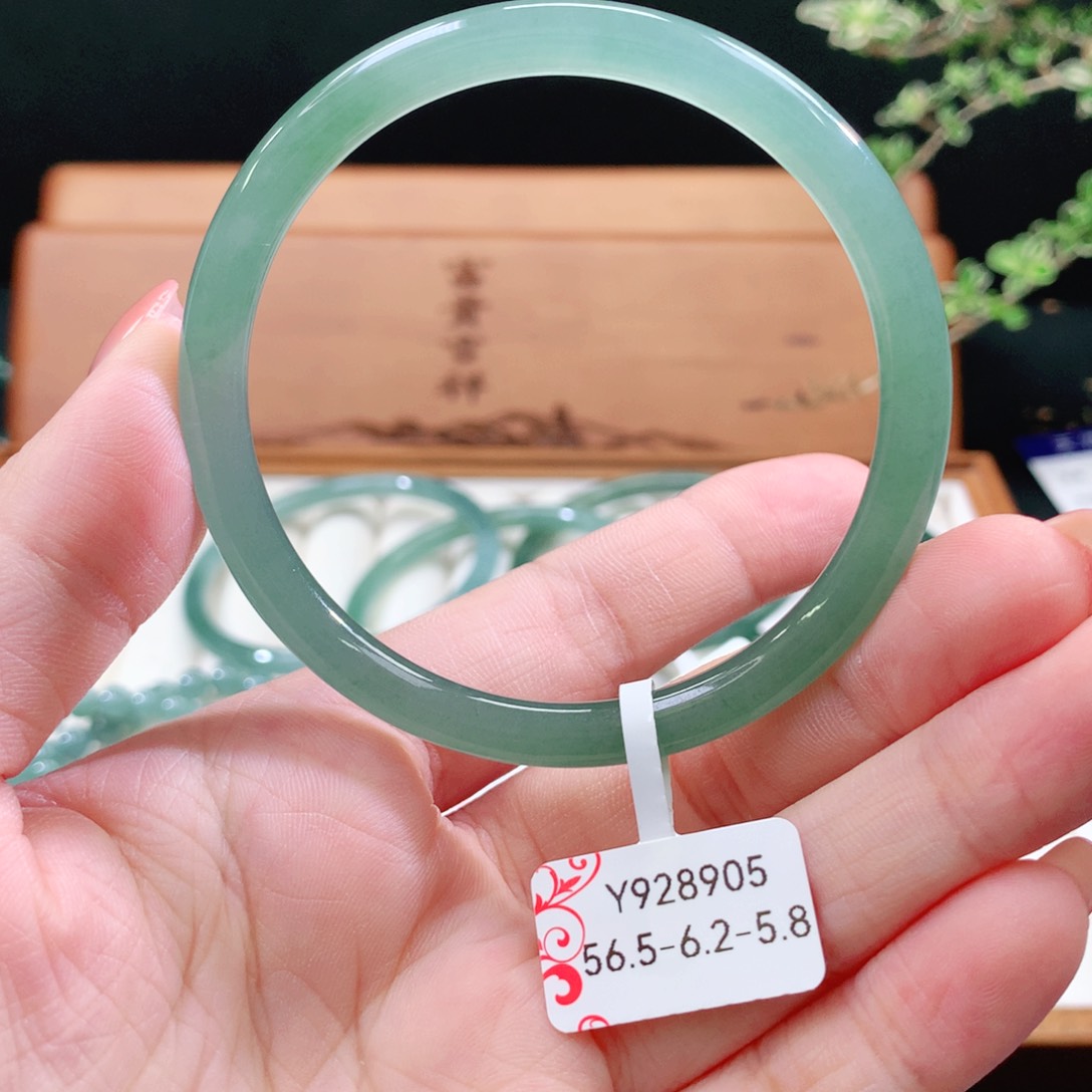 翡翠手镯未镶嵌天然