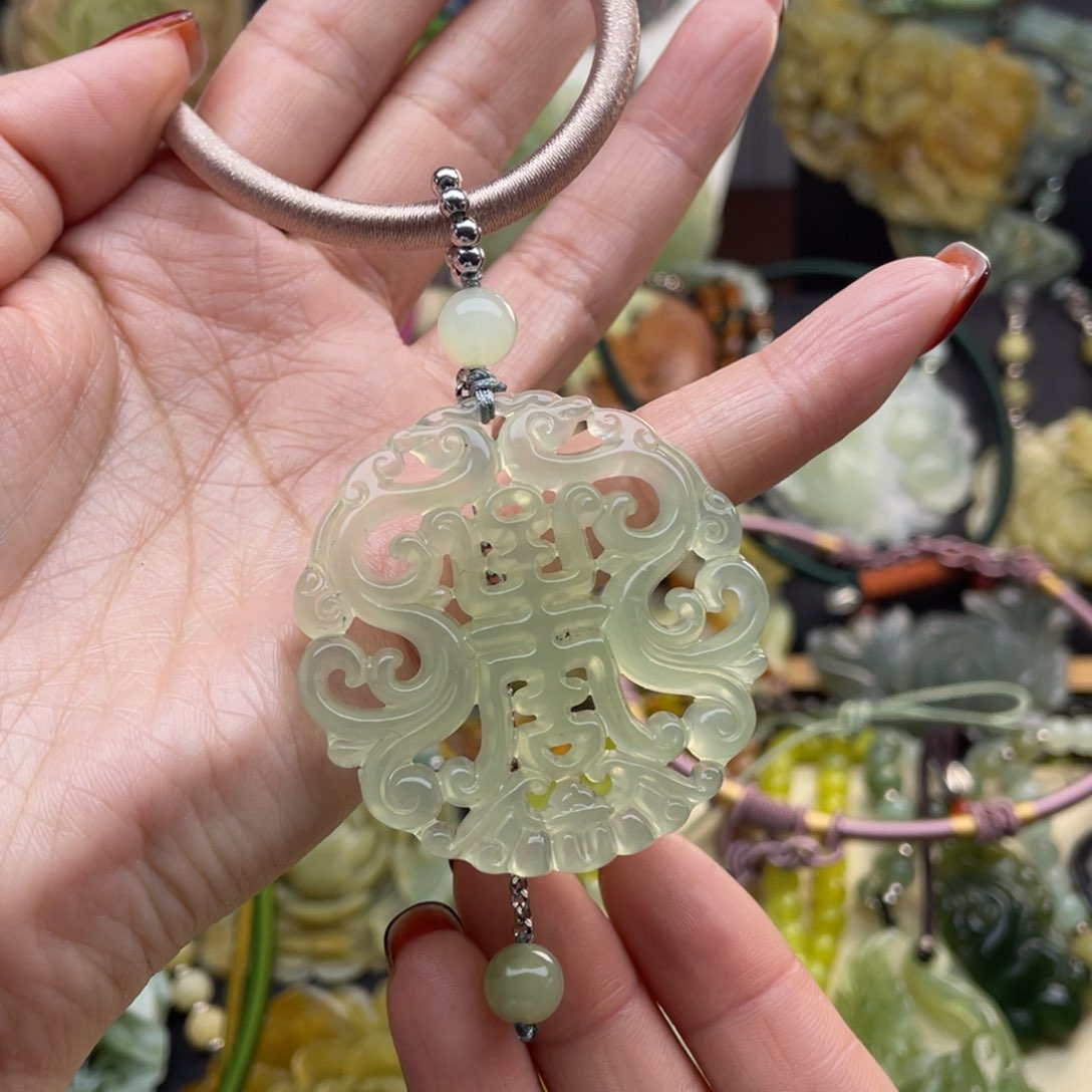 蛇纹石玉颈饰未镶嵌