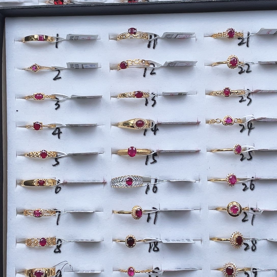 红宝石戒指18K金镶嵌