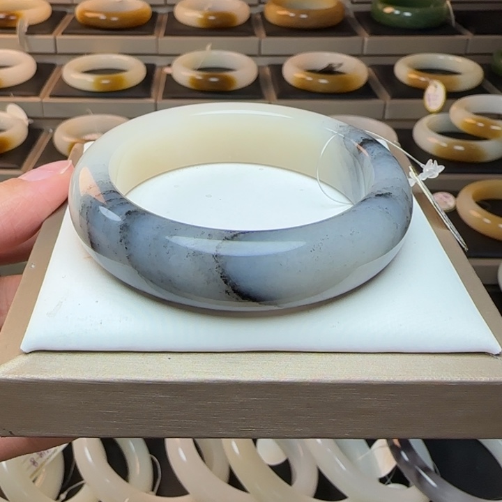 和田玉未镶嵌手镯