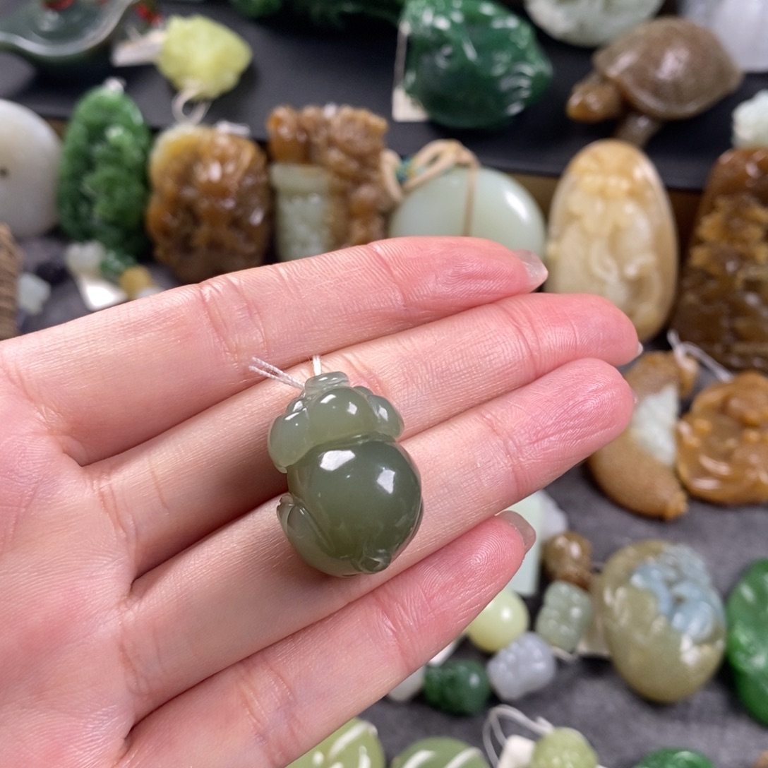 孟***清和田玉未镶嵌颈饰