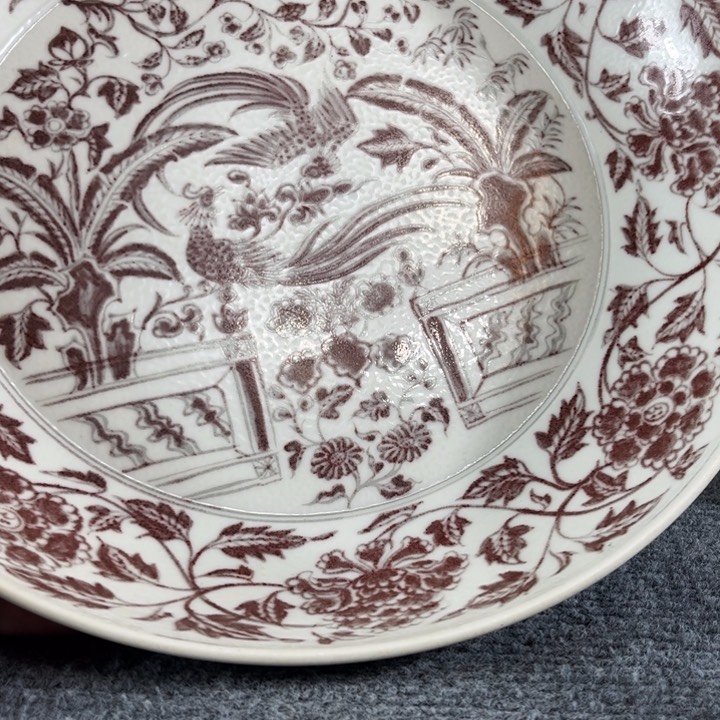 盘旭**辉一个红色的小盘子