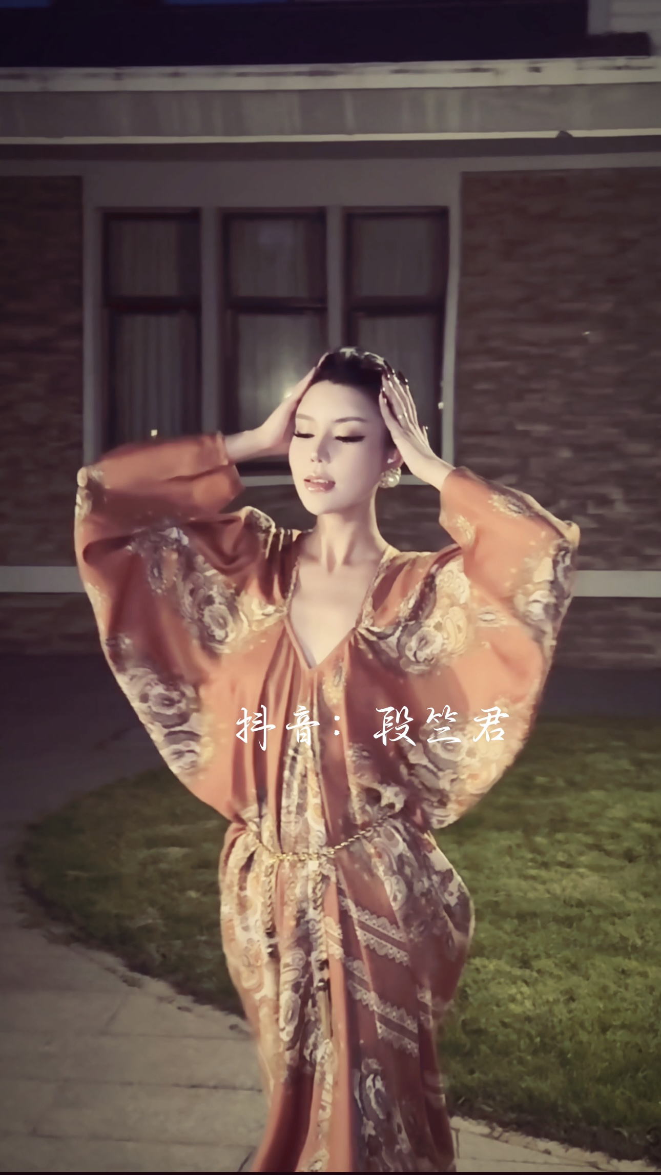 段竺君·独家富有韵味 V领铜氨丝 立裁显瘦遮肉 气质连衣裙