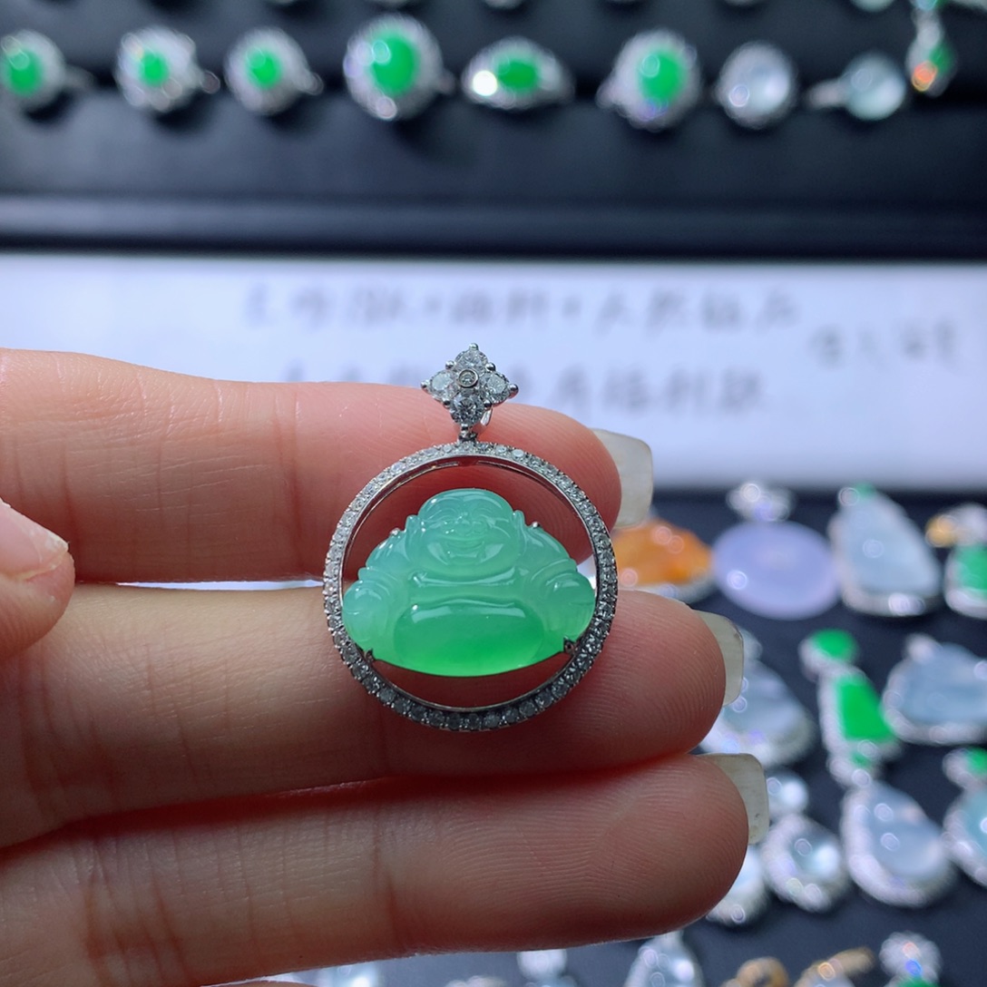 颈饰18K金镶嵌翡翠伴钻